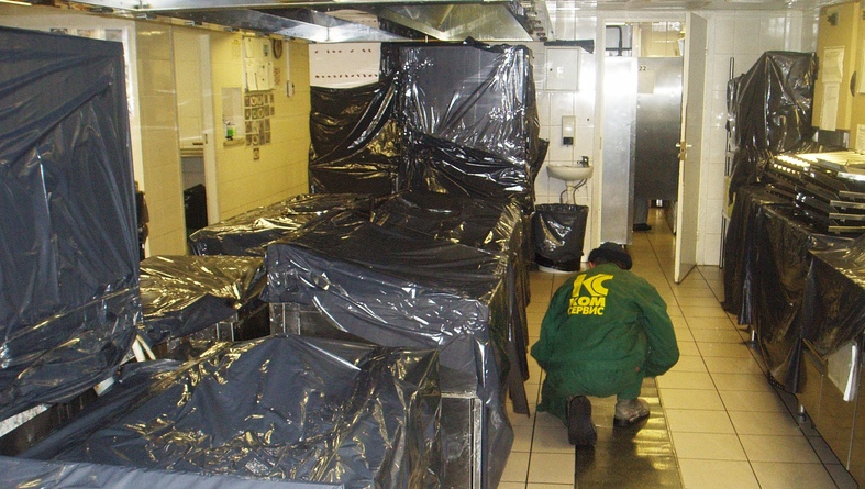 Перед очисткой вентиляции от жира все рабочее оборудование на кухне ресторана или кафе укрывают полиэтиленовой пленкой для защиты.