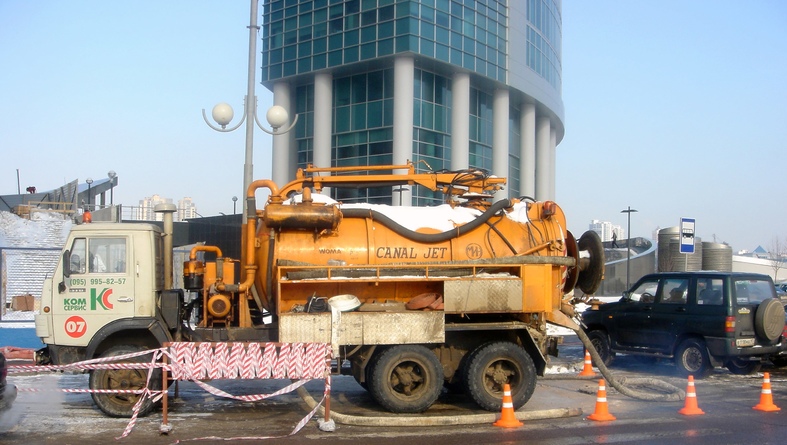 Чистка ливневой канализации ММДЦ «Москва-Сити» с использованием комбинированного автомобиля CANAL-JET