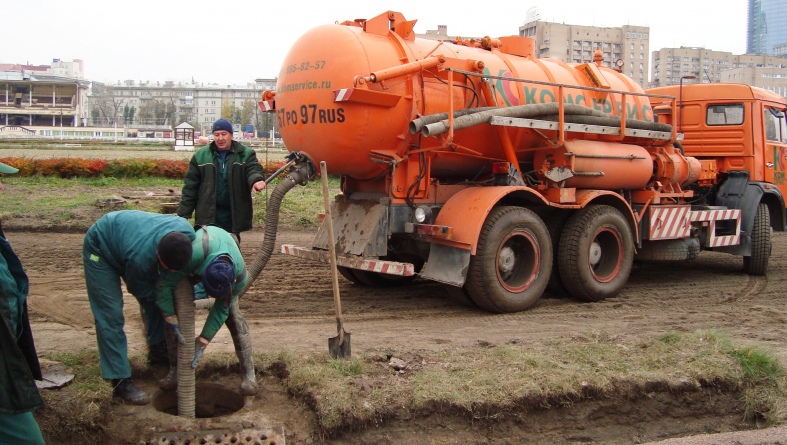 Очистка канализационных колодцев механизированным способом, с помощью илососа при работах по комплексной промывке ливневой канализации Московского ипподрома.