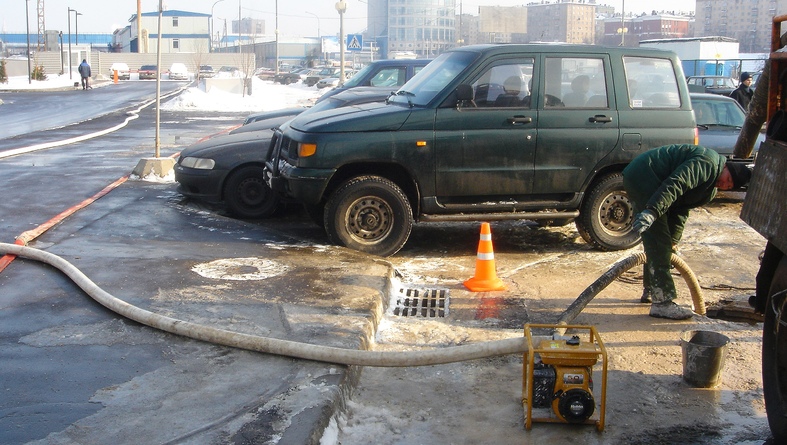 Откачка и очистка колодцев при промывке системы ливневой канализации диаметром 300 мм – 1800мм на ММДЦ «Москва-Сити».