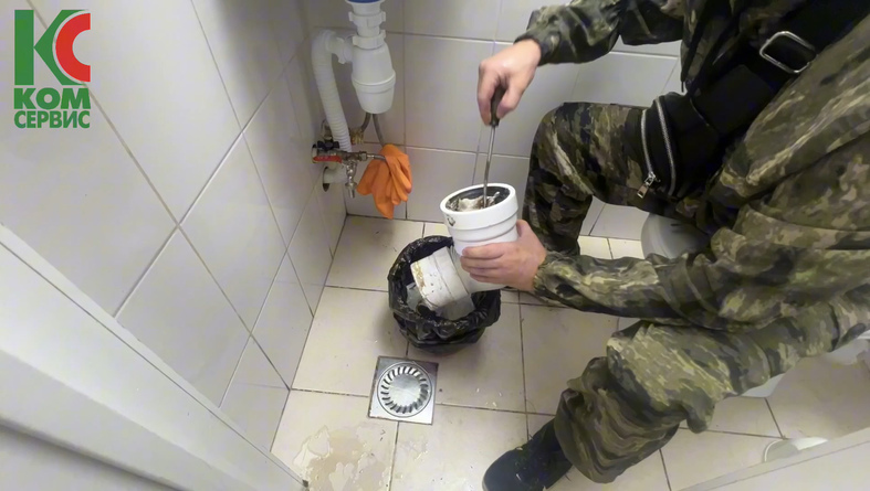 Почему в туалете пахнет канализацией: засорение, неправильный монтаж труб и другие причины