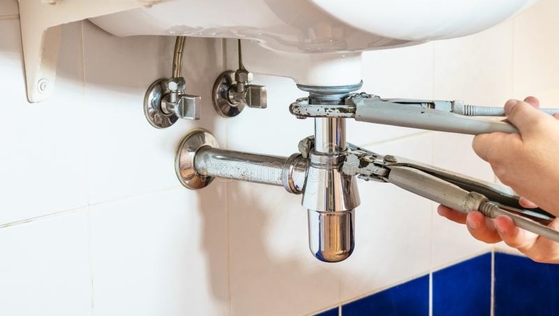 Зачем нужен сантехнический сифон, и как избежать неприятного запаха из канализации в частном доме?