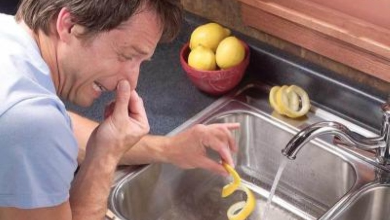 Почему на кухне появляется неприятный запах из раковины