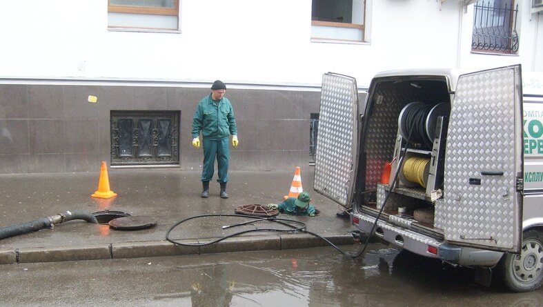 Гидродинамическая промывка труб наружной канализации Ленинградского вокзала (установка KROLL RO-JET 85/160).