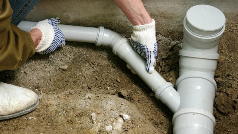 Особенности укладки канализации в загородном доме: как избежать засоров