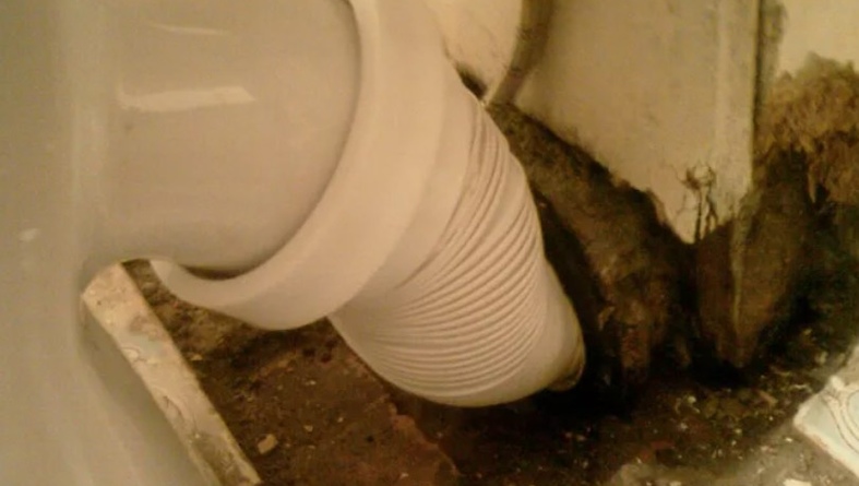 Чем убрать течь канализационной трубы?